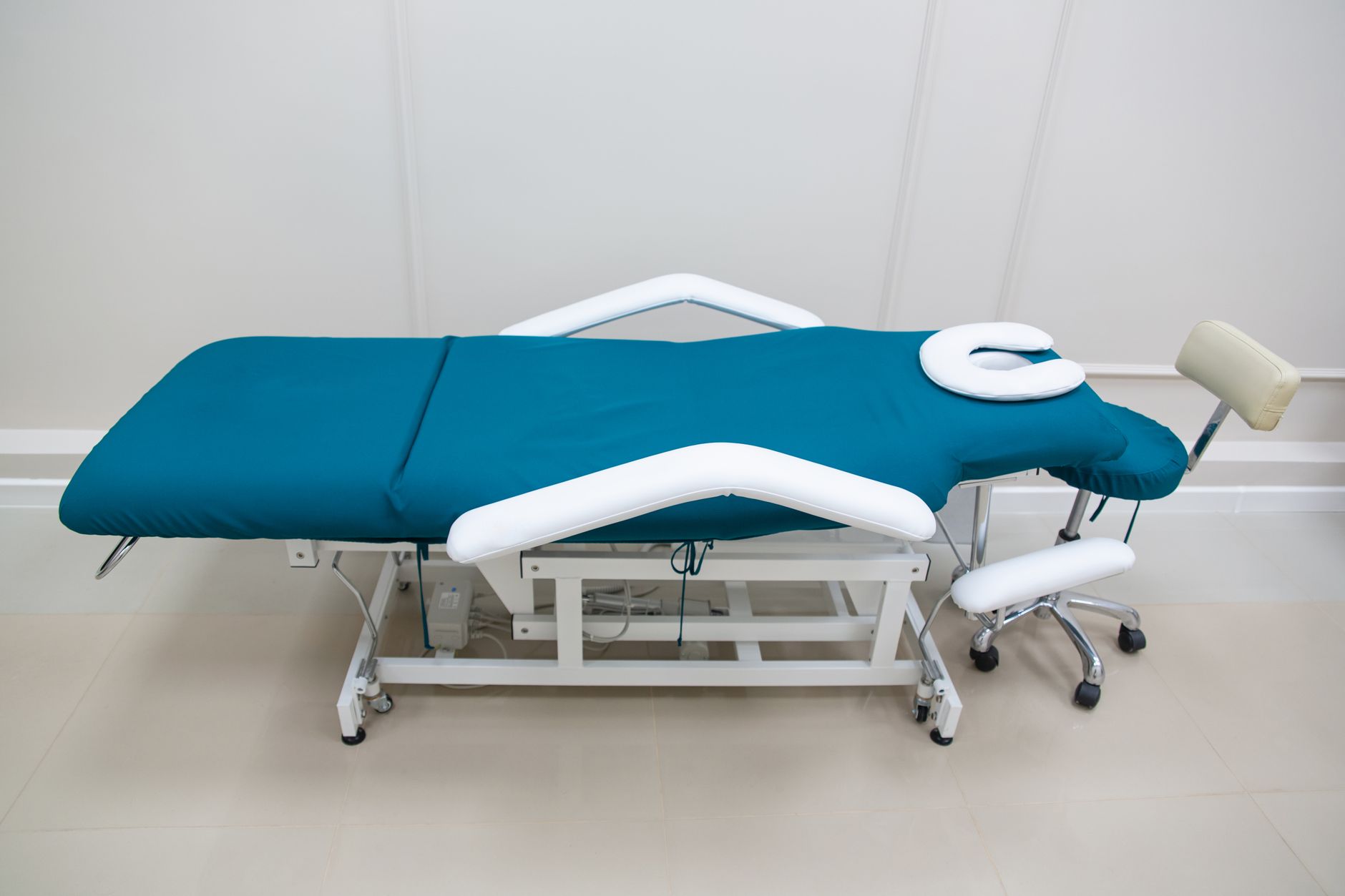 Læge måler blodtryk på en patient